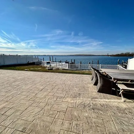 Me-Skye Waterfront Retreat Apartment